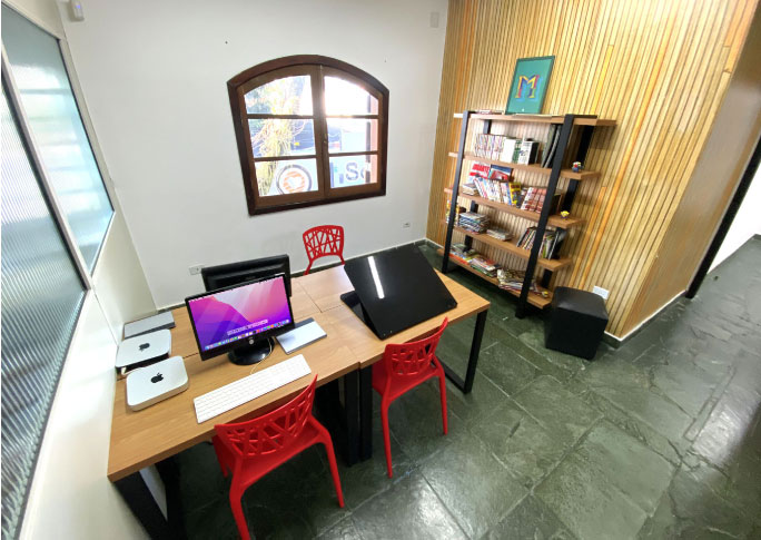 Workspace para alunos que precisam estudar em nossos equipamentos e uma gibiteca completinha da Escola de Desenho Kinoene Arts