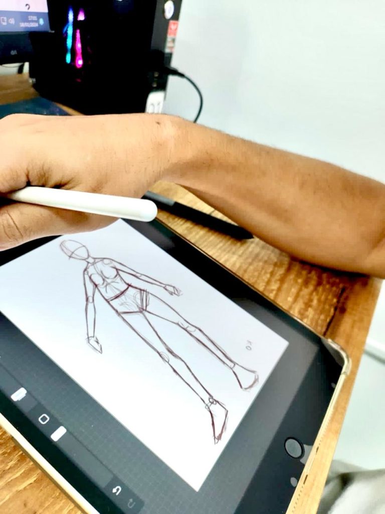Aluno realizando atividade em sala de aula no curso de desenho digital da Kinoene Arts