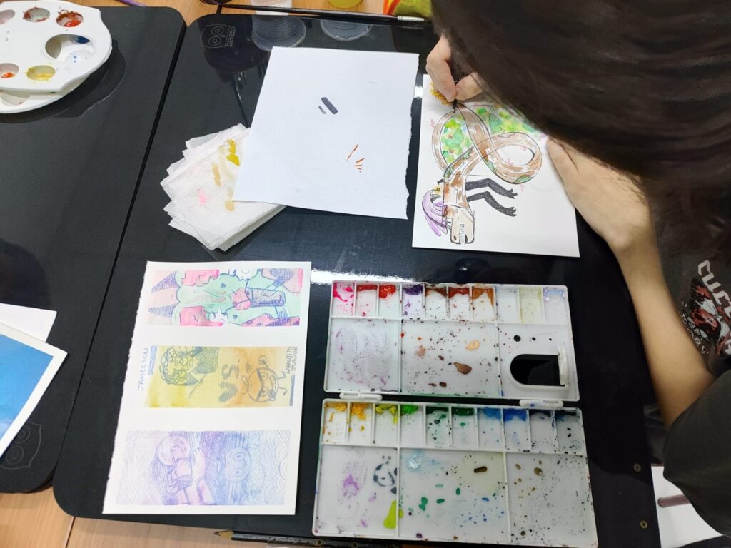 Aplicação de atividade aquarela no Curso Desenho Kids