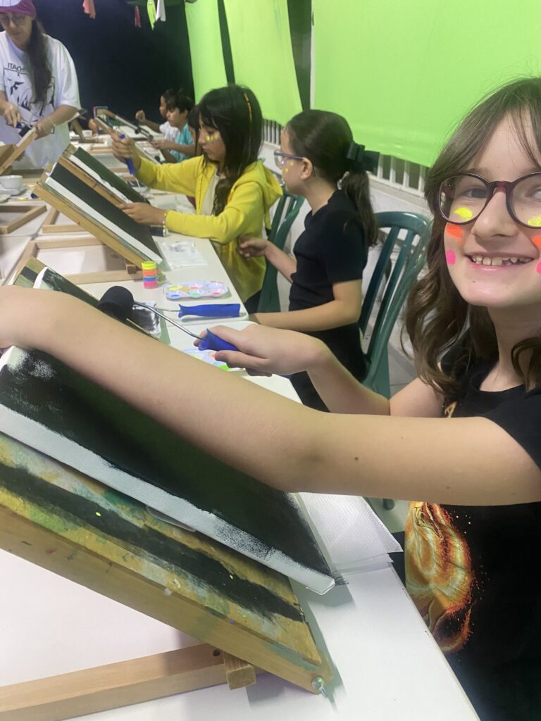 Arte na infância: por que ela transforma vidas: alunos Kinoene Arts no workshop de pintura em neon.