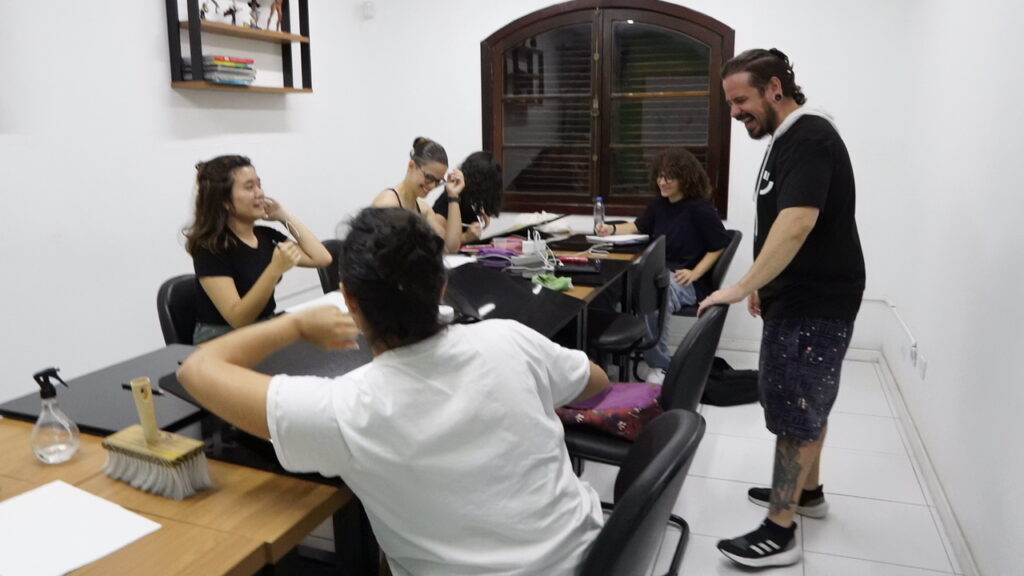 Em fevereiro, seja o Player 1! - Foto de sala de aula do curso de Desenho Tradicional