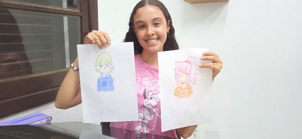 O que acontece quando você entra na Kinoene? Foto de aluno do kids com sua produção artística.